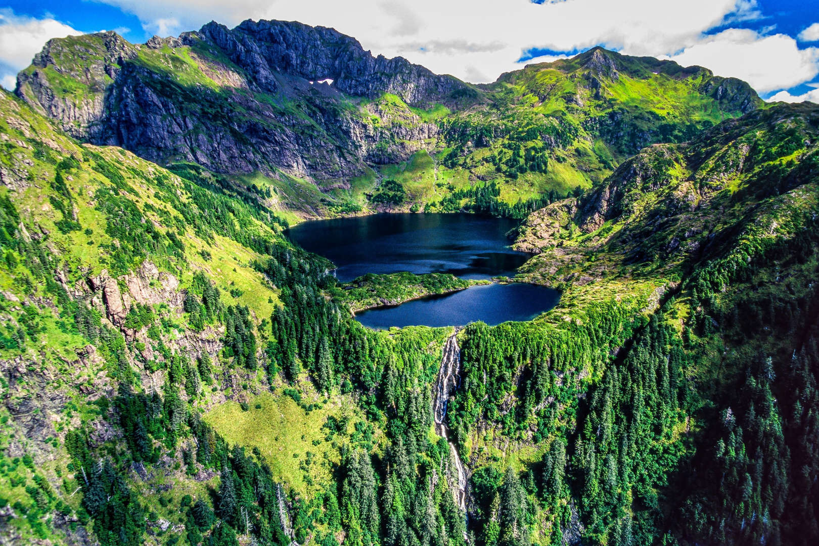 OSTROVY KRALOVNY SARLOTY.jpg